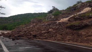 Kıbrıscıkta yağmur sebebiyle kayan toprak yolu kapattı