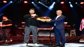 Kiraz Festivalinde Mustafa Ceceli coşkusu