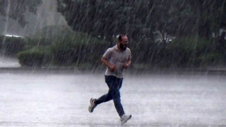Kırıkkalede sıcak hava yerini yağışa bıraktı: Vatandaşlar zor anlar yaşadı