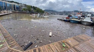 Kırmızı alarmın verildiği kentte çöpler limana doldu