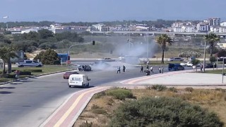 Kırmızı ışıkta bekleyen otomobil alev alev yandı, araç sahibi kendini yerden yere atıp dövündü