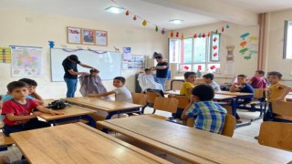 Kırsal mahallelerdeki çocukları tıraş ediyor
