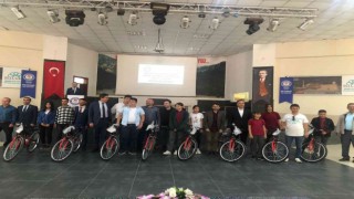 Kitabını okuyan bisiklet ödülünü aldı