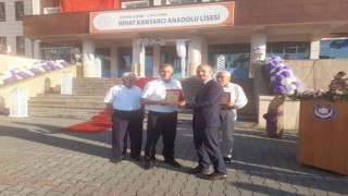 Kitap bağışı destekçilerine plaket verildi