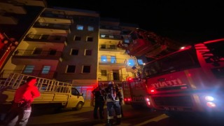 Kız öğrenci yurdunun çatısından çıkan yoğun duman öğrencileri sokağa döktü