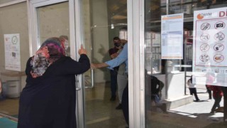 Kızı sınava geç kalan anne gözyaşı döktü