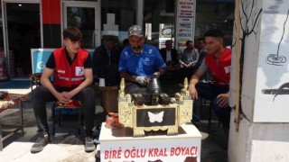 Kızılay ekibinden ayakkabı boyacısına sürpriz