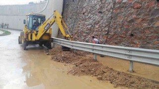 Kocaeli Şehir Hastanesi yolundaki toprak kaymasına ekipler müdahale etti