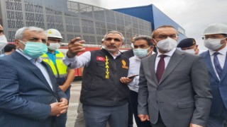 Kocaeli Valisi Seddar Yavuz yanan fabrikada incelemelerde bulunuyor