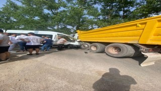 Kocaelide işçi servisi ile kamyon çarpıştı: 7 yaralı