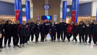 Koçarlı Belediyesi Voleybol Takımı tiyatroda buluştu