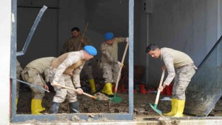 Komandolar, sel sonrası balçıkla kaplanan ev ve işyerlerini temizliğe başladı