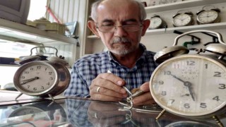 Komşusu çırak olarak verdi, 55 yıldır kurmalı saat tamir ediyor