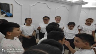 Konser iptal olunca, çocuklar şarkılarını kuliste söyledi