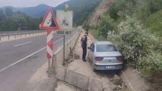 Kontrolden çıkan otomobil beton bariyerlere çarptı, 2 kişi yaralandı