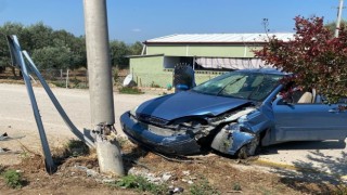 Kontrolden çıkan otomobil elektrik direğine çarptı