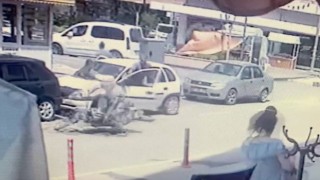 Kontrolsüz açılan otomobil kapısına çarpan motosikletli yaralandı