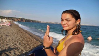 Konyaaltı Sahilinde denize girenlerin üstüne zifti andıran bir madde yapıştı