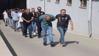 Köpek dolandırıcısı foto montajlı sahte pasaport yapmış