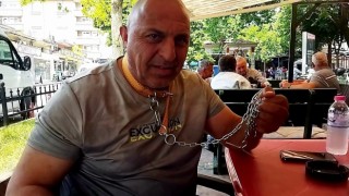 Köpek tasması ile dolaşan adamı görenler şoke oldu