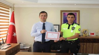 Köpek yavrularını selden kurtaran polis memuru ödüllendirildi