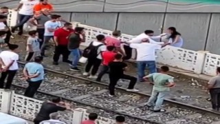Köprüye çıkan genç kızı kurtarmak istedi, kollarından kayıp gitti