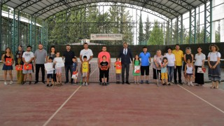 Korkut Ata Üniversitesi’ndeki tenis kursuna 17 kişi katıldı