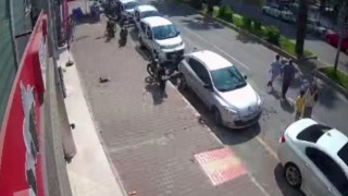 Koşarak yolun karşısına geçmek isteyen çocuğa otomobil çarptı