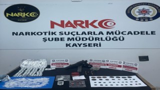 Kovalama sonucu yakalanan araçta uyuşturucu ve tarihi sikke çıktı