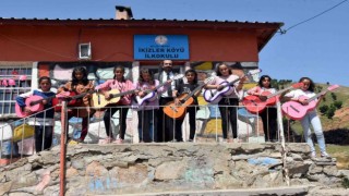 Köy öğrencileri, köy öğrencilerine gitarla konserler veriyor