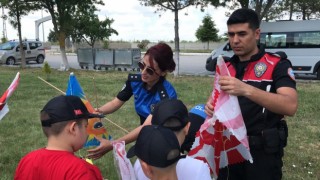 Köy okulu öğrencileri polislerle uçurtma uçurdu