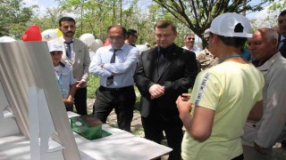 Köy okulunda bilim fuarı sergisi