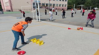 Köy okulundaki öğrencilere spor malzemesi