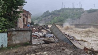 Kozcağızda 4 katlı bina yıkıldı, mahalle tahliye edildi