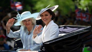 Kraliçe II. Elizabeth, Kraliyet Hava Kuvvetlerinin uçuşunu Buckingham Sarayından izledi