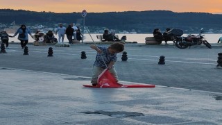 Küçük çocuğun iç ısıtan bayrak sevgisi