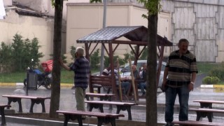 Küçükçekmecede aniden bastıran yağmur vatandaşlara zor anlar yaşattı