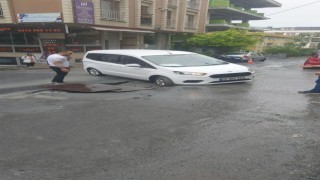 Küçükçekmecede yol çöktü, iki evi su bastı