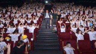 Kültür ve Turizm Bakanı Ersoy, daha önce sinemaya gitmemiş çocuklarla birlikte film izledi