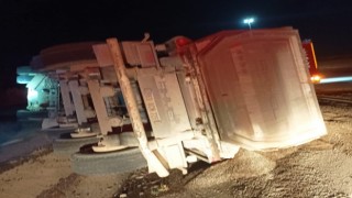 Kum yüklü kamyon devrildi: 1 yaralı