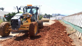 Kumlucada bozulan yollarda asfalt hazırlığı