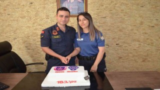 Kuruluş yıl dönümü pastasını astsubay koca polis eşiyle kesti