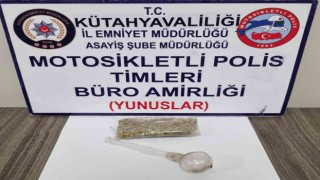Kütahyada 3 kişinin bulunduğu araçta uyuşturucu ele geçirildi