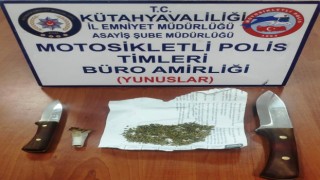 Kütahyada 3 kişinin bulunduğu araçta uyuşturucu madde ve kesici alet ele geçirildi