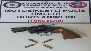 Kütahyada bir araçta ruhsatsız tabanca ele geçirildi