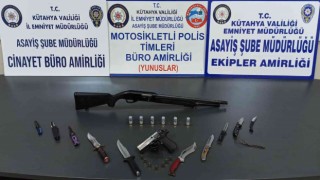 Kütahyada birbirleriyle tartışan gruptan ruhsatsız tabanca ve tüfek ele geçirildi