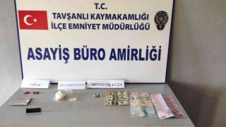 Kütahyada “dur” ihtarına uymayan araçtan atılan gözlük kutusu içerisinde uyuşturucu ele geçirildi