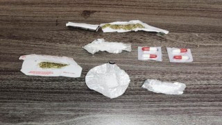 Kütahyada polisin kontrol ettiği araçta uyuşturucu ele geçirildi
