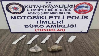 Kütahyada uyuşturucuyla yakalanan 2 şüpheliden birinin arandığı tespit edildi