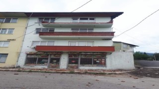 Kuvvetli rüzgar balkon duvarını yıktı